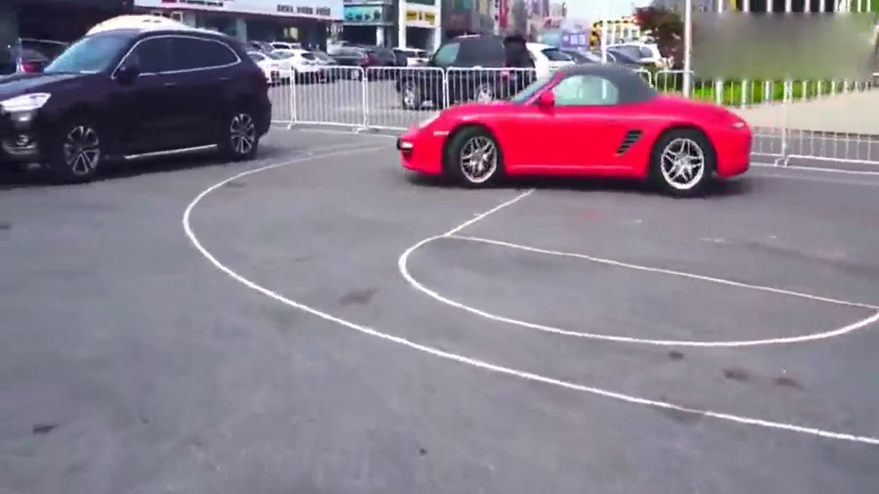 SUV和跑车抢车位，精彩的漂移入位，吓坏了一旁的跑车！