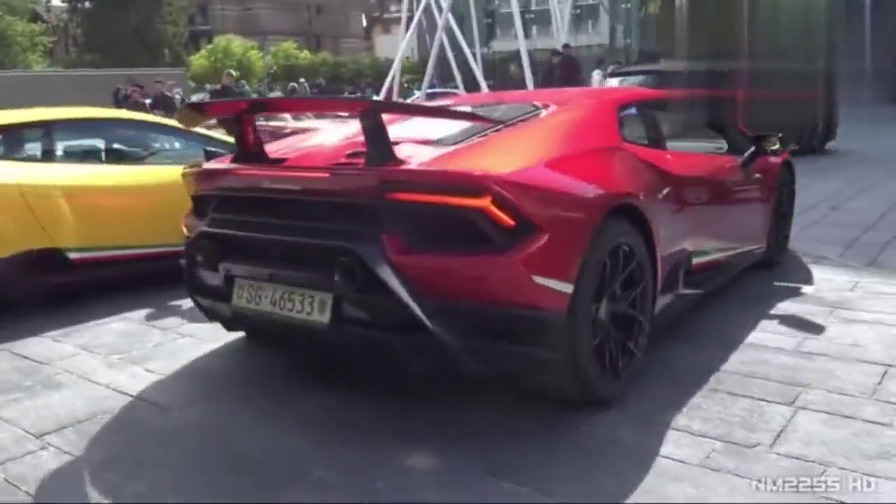 兰博基尼VS保时捷跑车，踩下油门那一刻差距不是一般的大