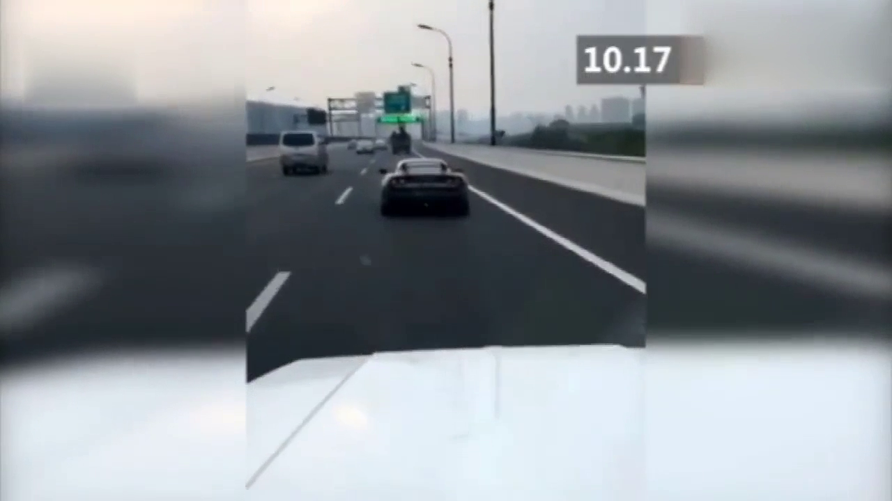 现场视频！两辆跑车在高速公路上肆意穿行，飘逸甩尾加飙车