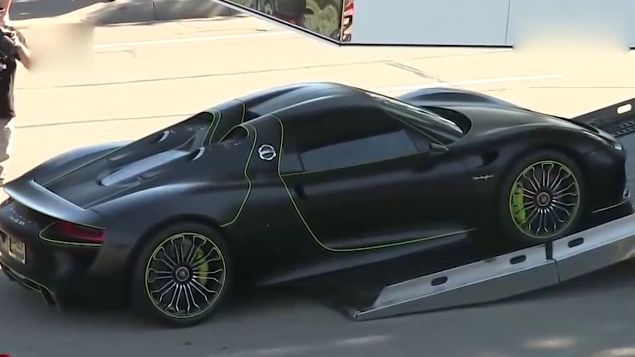 千万保时捷跑车交付给客户，打开车厢告诉你！什么叫霸气