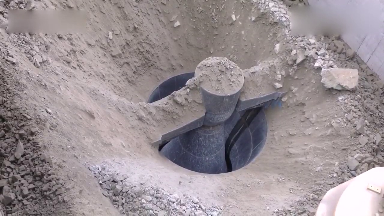 卡车直接往碎石机里倒几百吨的石头，三五下就处理完了