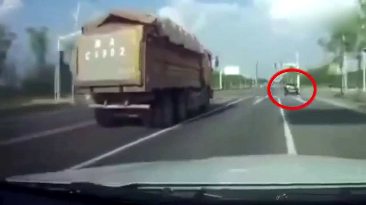 男子开跑车上路 交警看不下去了