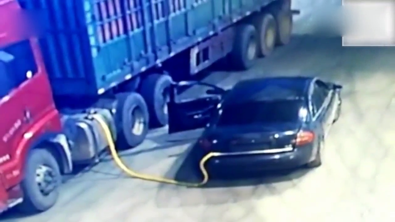 监拍，油耗子深夜开黑色奥迪偷油被卡车司机发现, 落荒而逃