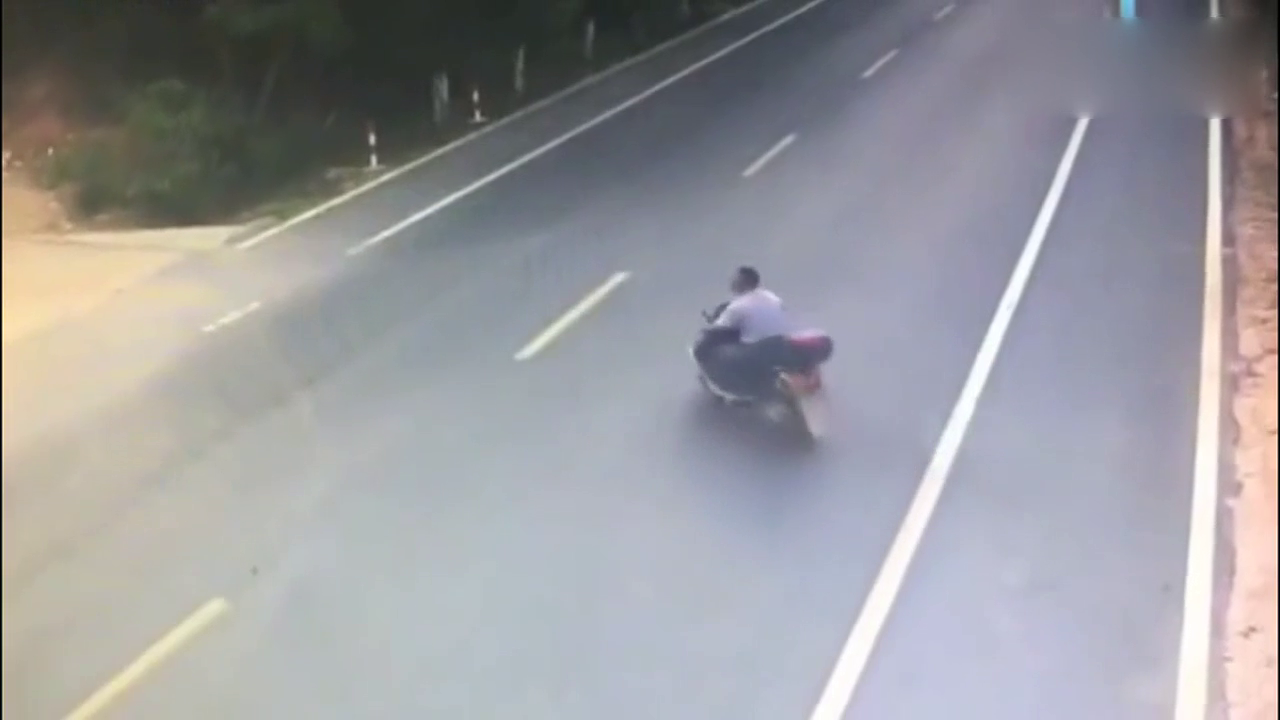 电动车横穿马路时往左看了一眼，结果还是选择冲过去