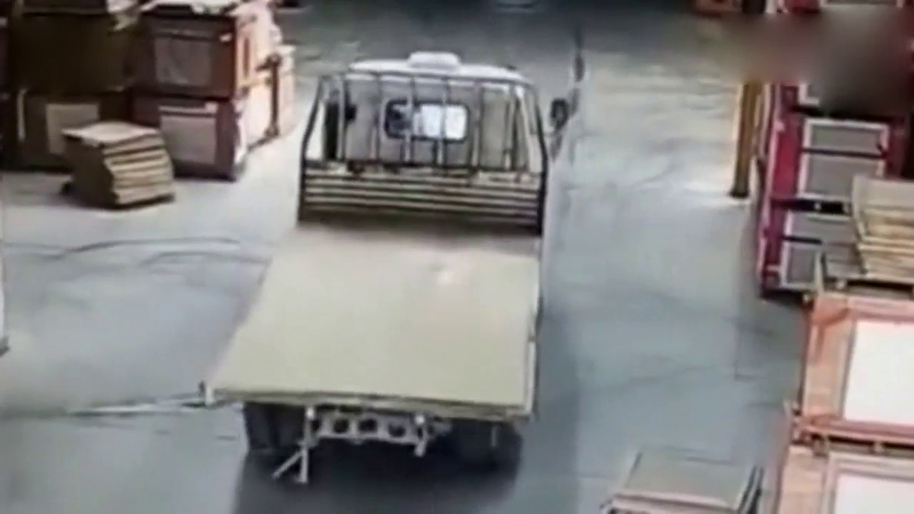 监拍女子仓库内骑单车，被卡车卷入车底惨遭碾压！