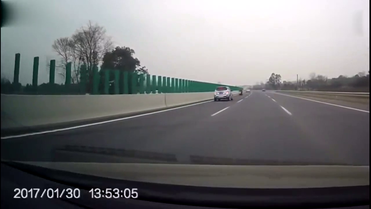 电动车上高速还逆行，分分钟变铁渣渣