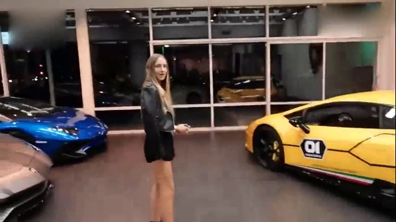 男子送女朋友一辆跑车，谁知是这辆，网友：厉害了。