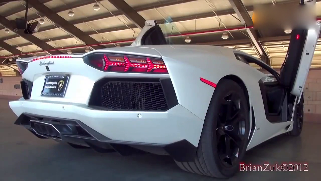 白色兰博基尼跑车在进行发动机测试 这声音就是享受