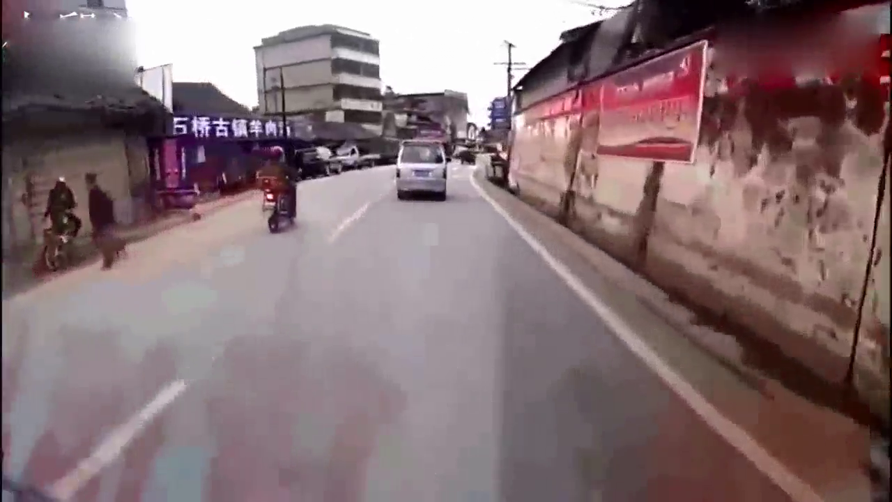 电动车这是故意的吗？这一幕让视频车主吓得两腿发软