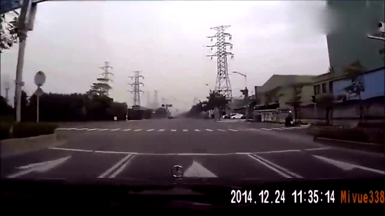 跑车飚到200迈司机飞了一百米终去天堂，飙车虽好也应注意安全