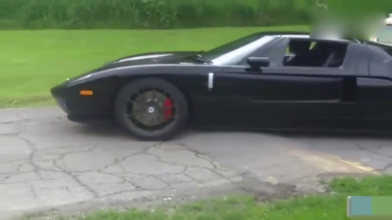 超级跑车遇到减速带，这辆法拉利完美诠释了什么叫做老司机