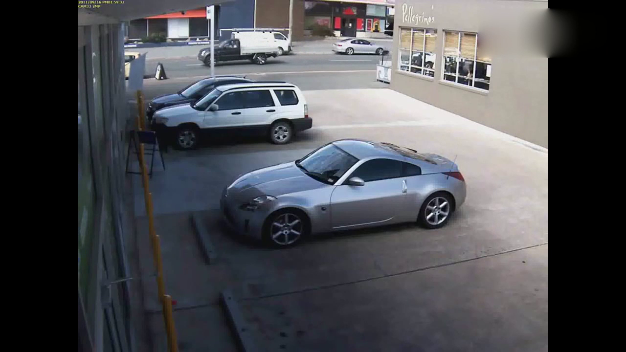 车主的辛酸 黑色轿车剐蹭性能车后逃逸