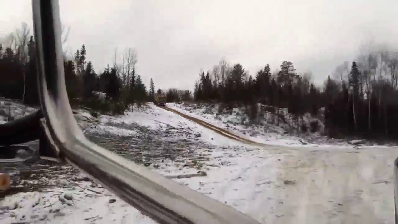 超载的卡车悲剧了，拖拉机也不能超，同样会！