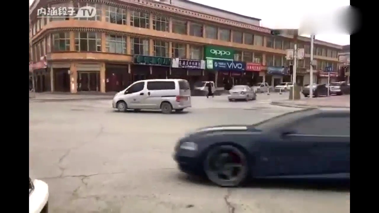 跑车车技很炫酷 不过没想到最后一下就傻眼了