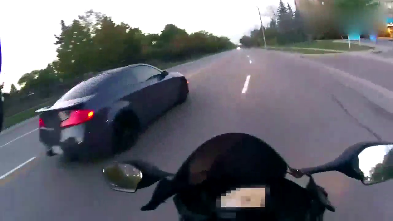 跑车挑衅摩托车，眨眼间被秒杀了