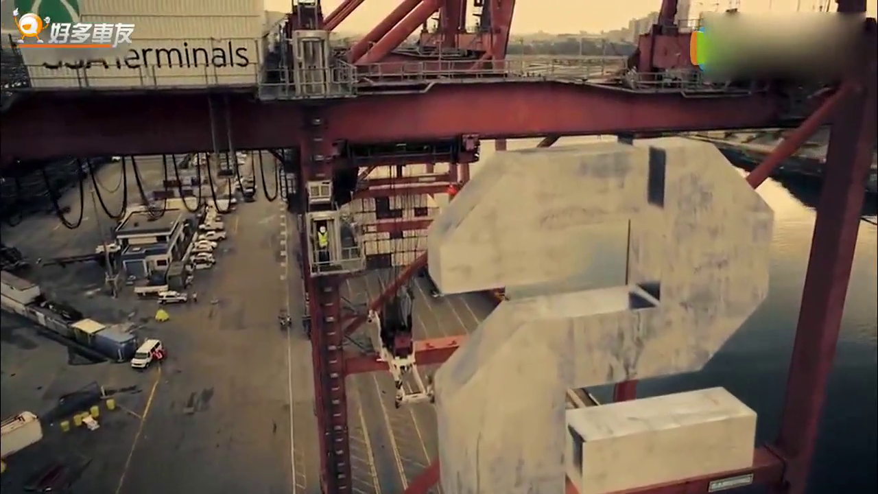 太能玩了！漂移赛车和爆改卡车大闹码头