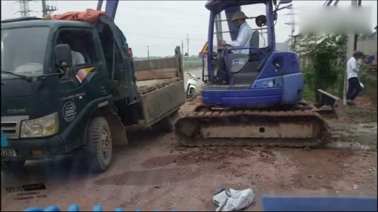 看完视频后，终于明白挖掘机是怎么上卡车了！这技术一般人学不来