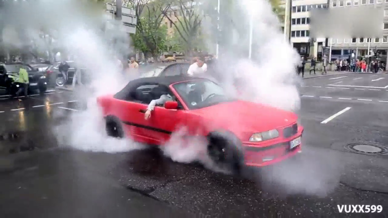 真的很羡慕国外的土豪们！难道国外的跑车便宜吗？忍心这么玩！