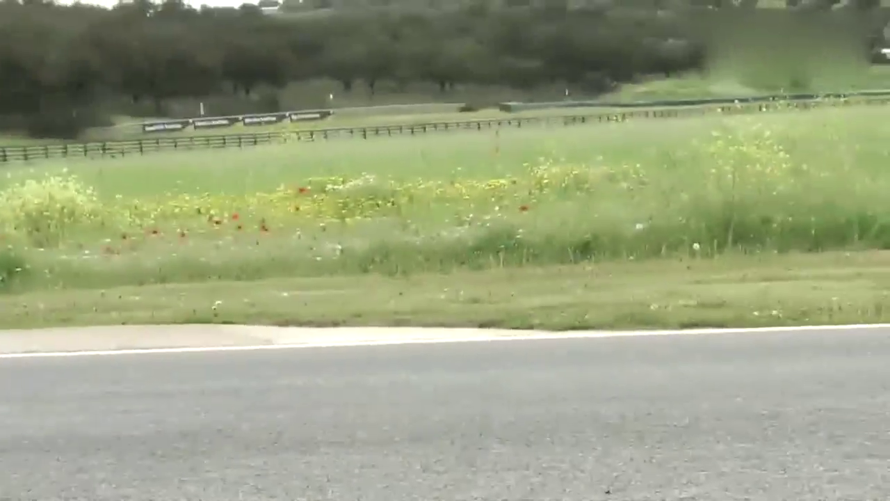 直面挑战 看多辆性能车秀声浪与加速