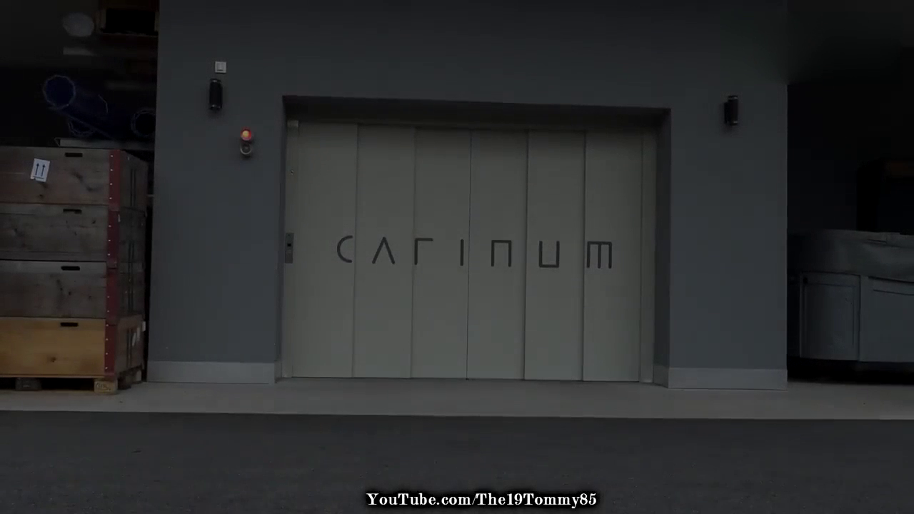 法拉利F12梦幻般的跑车！车库打开一瞬间实在太帅气了！