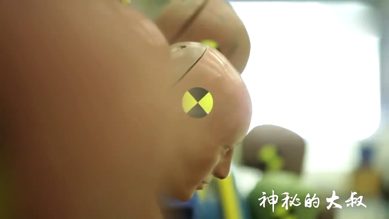 沃尔沃被称为最安全的卡车，看看工程师们对它做了什么实验