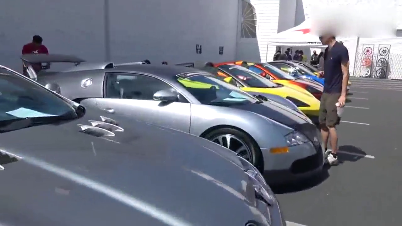 不少土豪来参观车展，没想到土豪的车更抢镜！