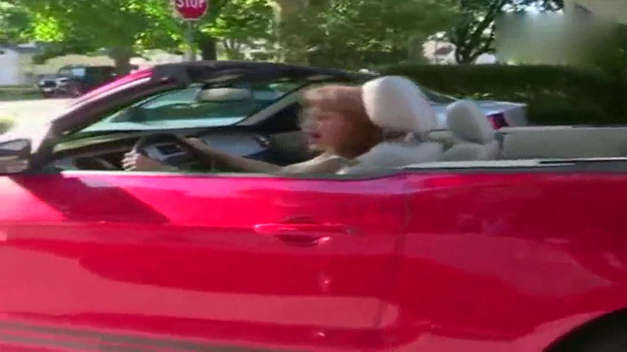 这车倒着也能开？一旁的敞篷跑车都赞叹不已