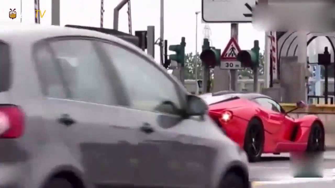 两千万的法拉利跑车，开着上路的感觉谁体验过!