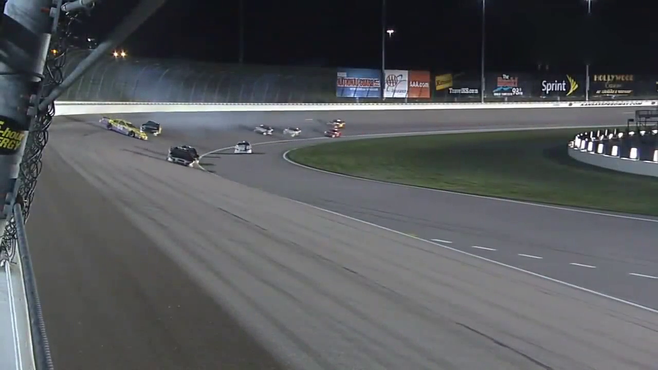 超级跑车在公路竞速赛中一车出故障 引发不忍直视的连环车祸