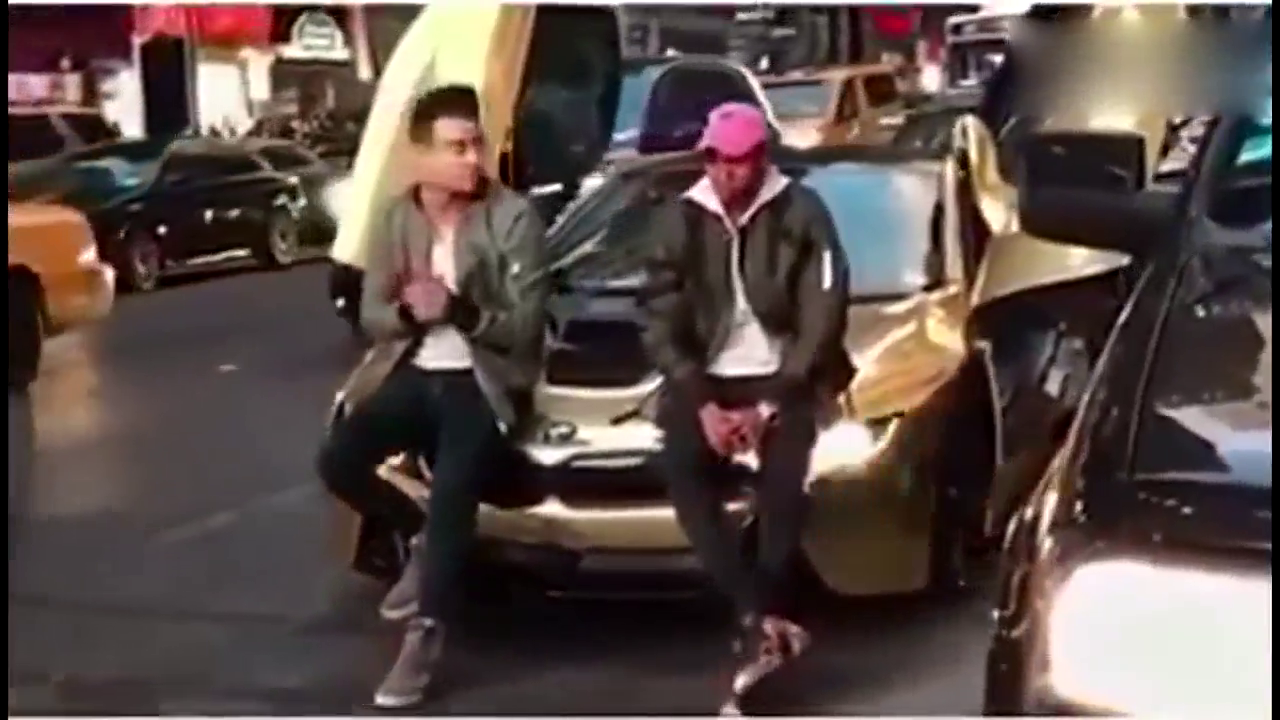 太嚣张的后果，来看超级跑车被怒砸镜头！