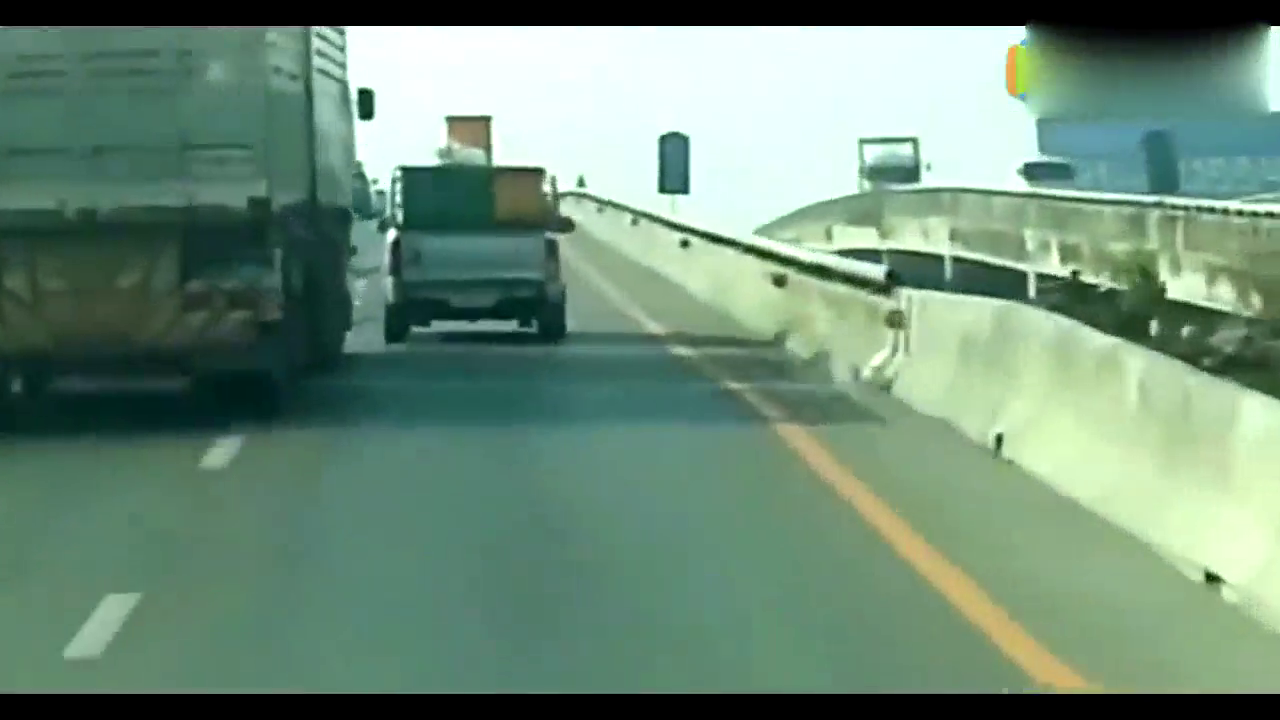 丰田三次别车，可惜他碰上了会跳舞的沃尔沃卡车！