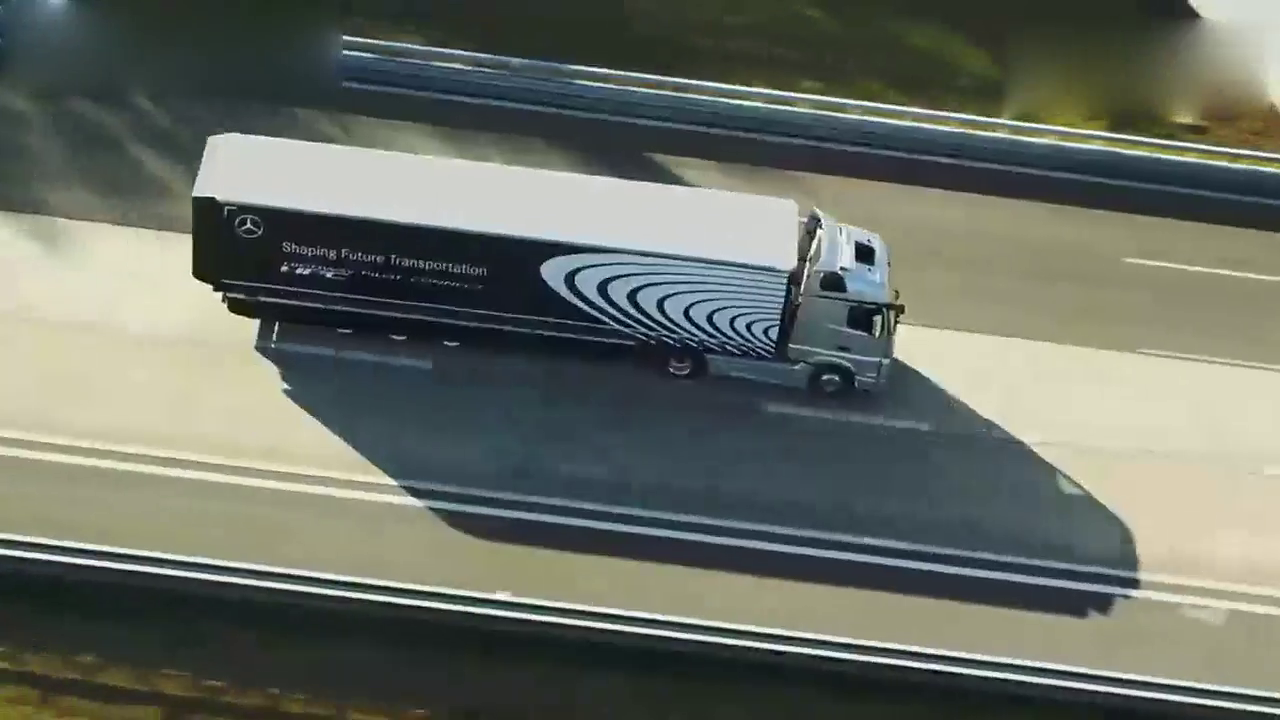 司机睡着都没事！奔驰卡车互联驾驶展示