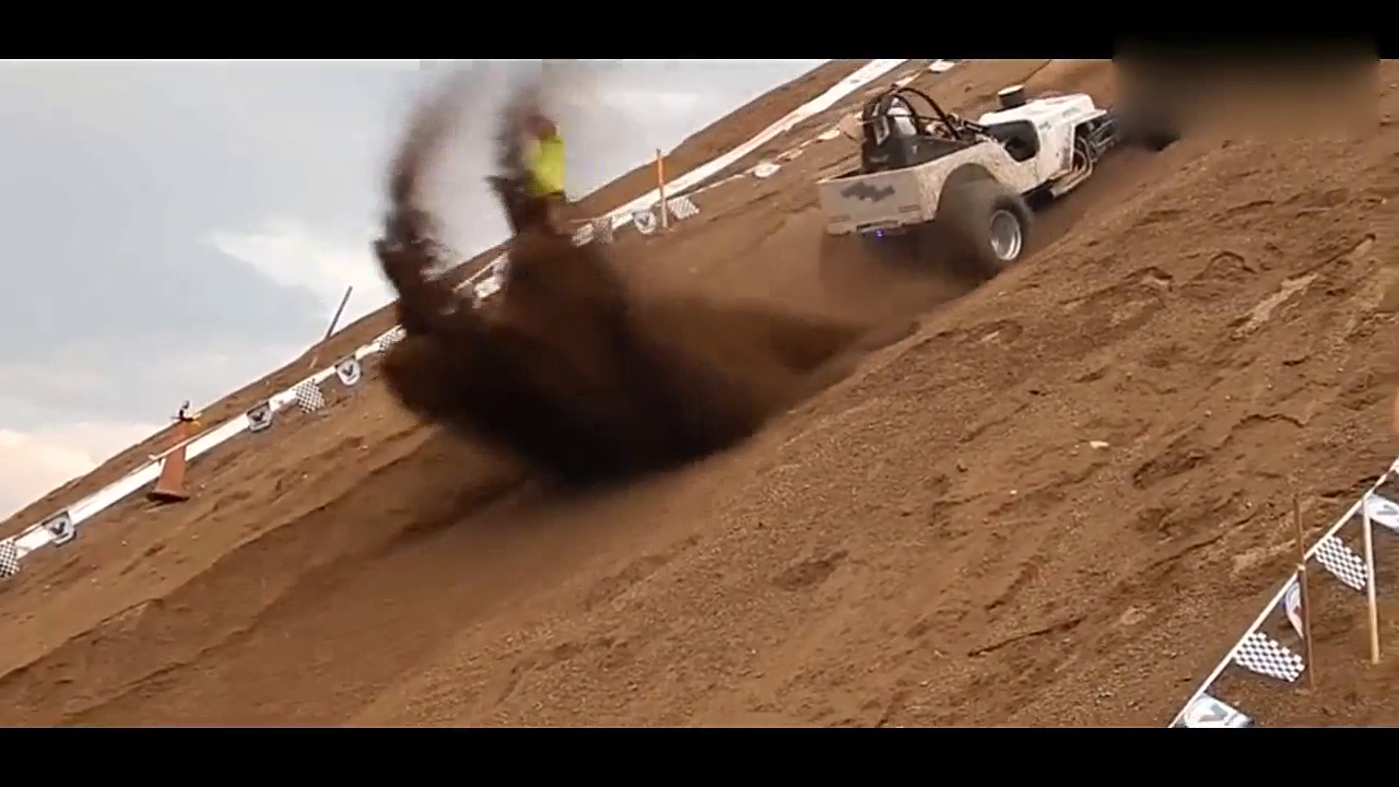 国外改装车沙地坡起大比拼，车的马力不是一般的大