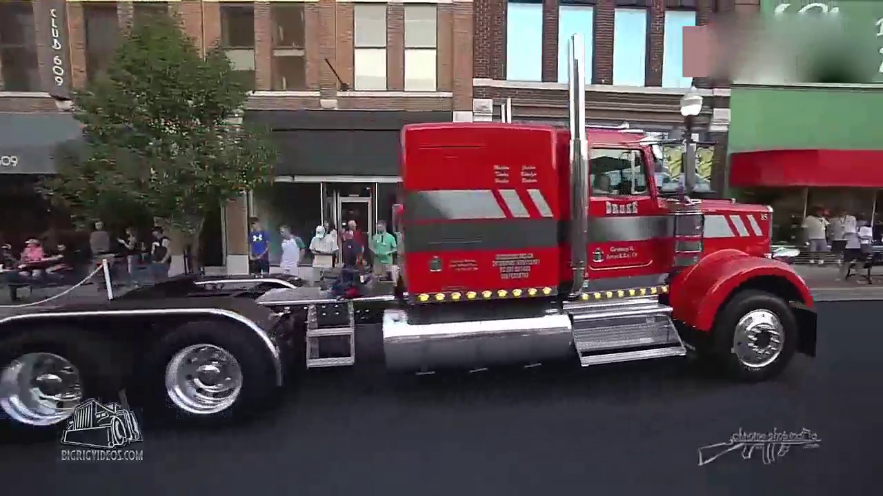 国外大卡车不好好拉货，集体秀颜值，就连拖车的颜值都那么高