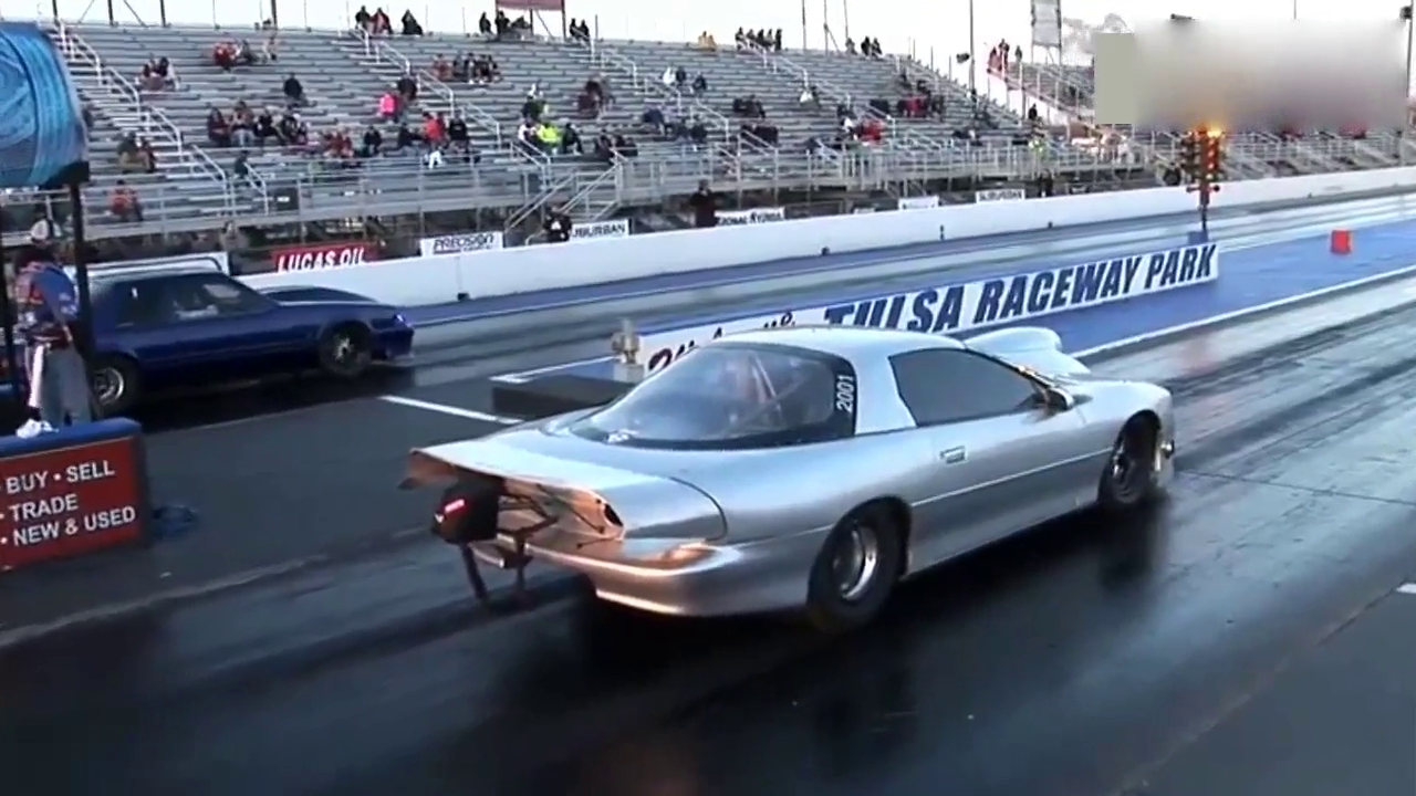 国外改装车竞速比赛，旁边的观众都捂上耳朵，这得有多少马力？