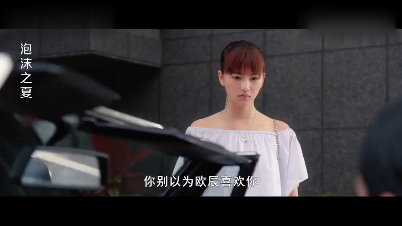 女友被人嘲笑，男友知道后，竟开豪车直接撞上对方跑车