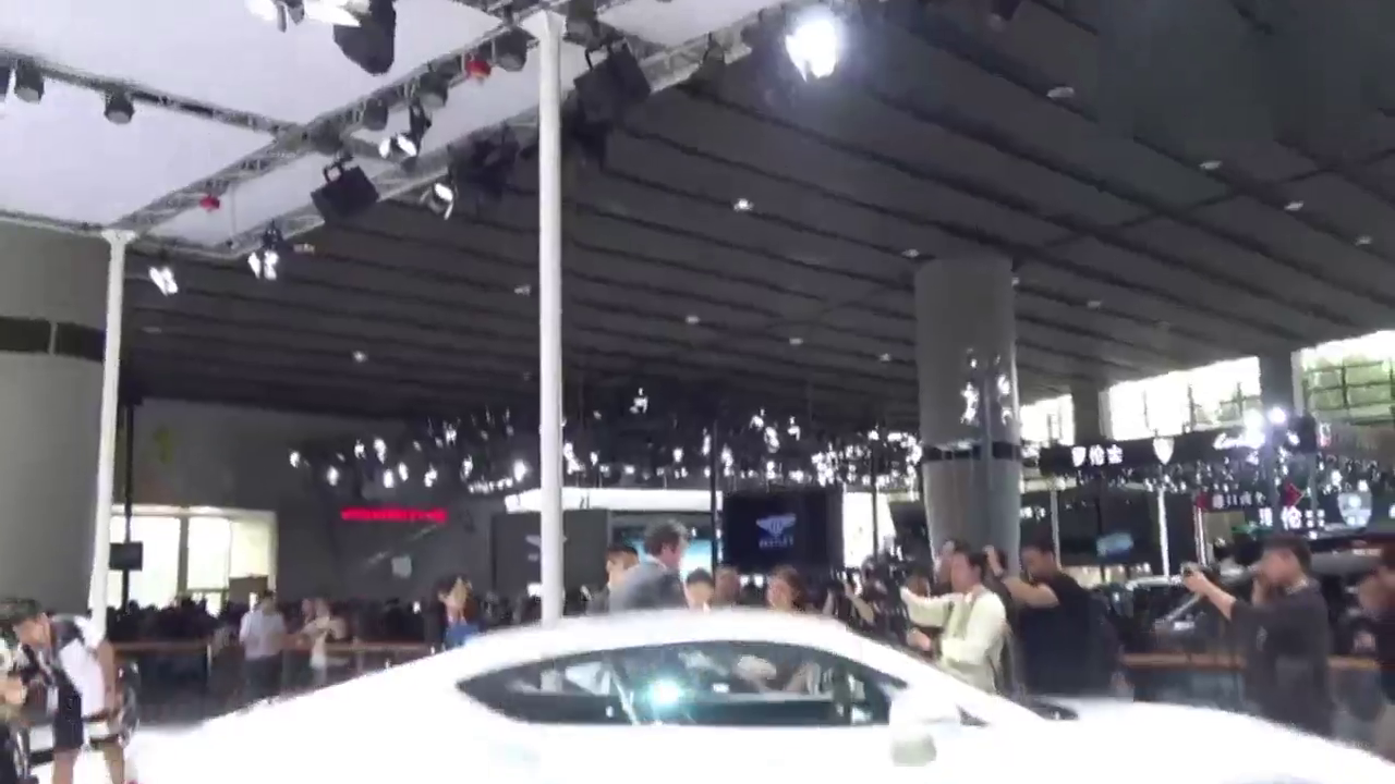 车展工作人员聊全新宾利欧陆GT，比老款宾利要秀气很多！