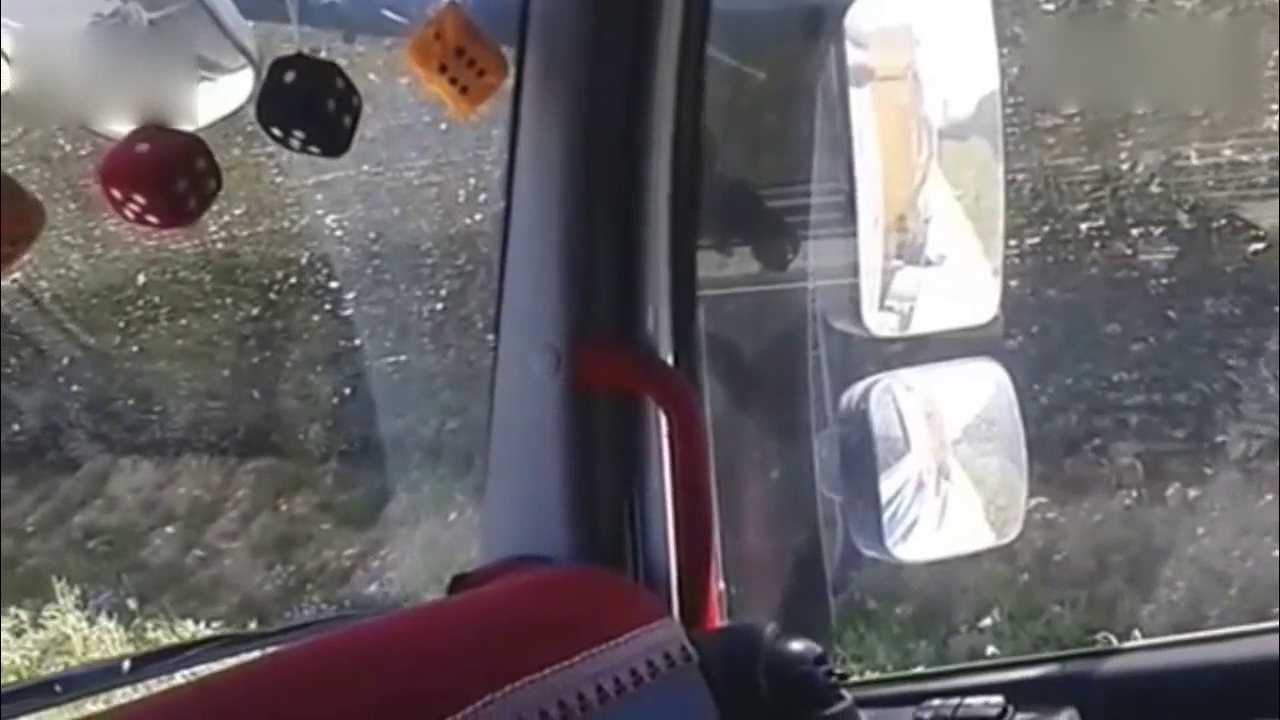 车轮爆胎，卡车拖着外胎皮慢速跑着