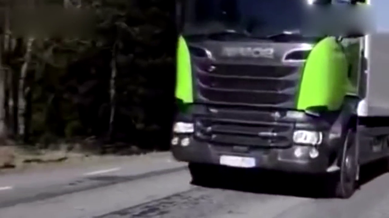 具备自动刹车系统的大卡车, 刹车刹得好及时, 太灵敏了