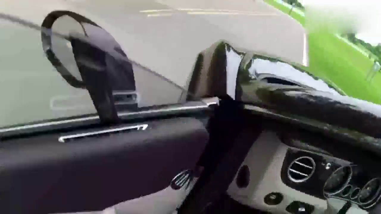 价值300万的宾利敞篷跑车，起步后猛踩油门，才知道什么叫做霸气