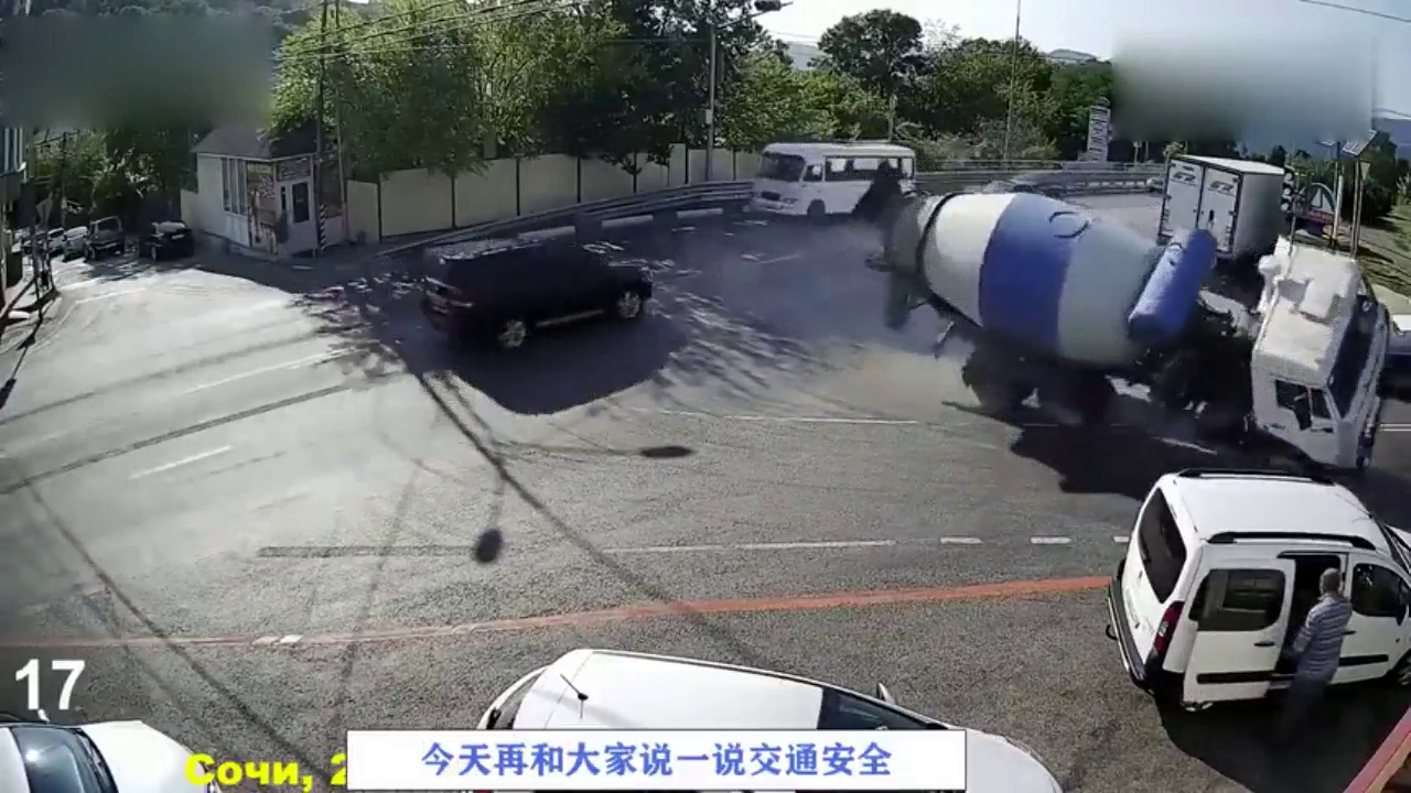 面包车迎面撞上大货车，想开“敞篷车”也不用拿命换吧