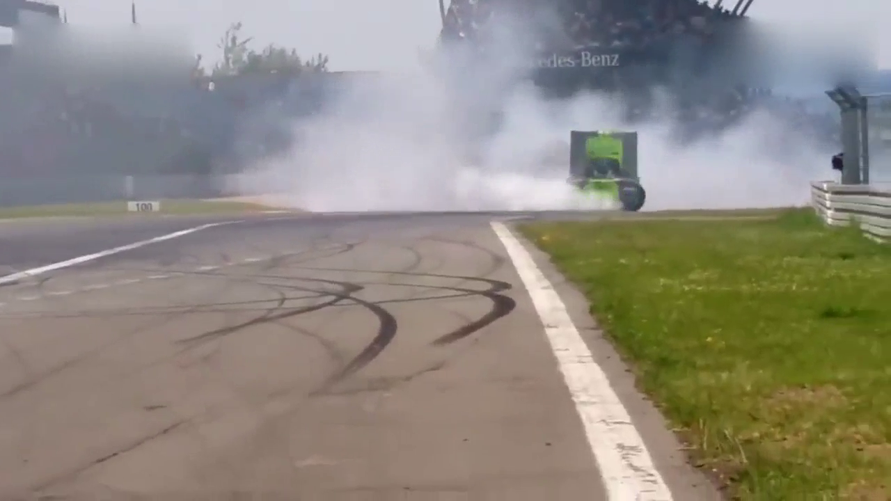 国外卡车漂移比赛，现场演绎给卡车换轮胎过程！