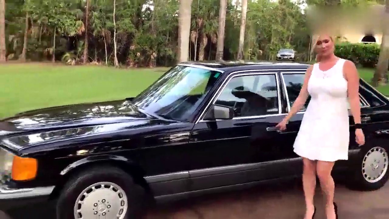 街头偶遇不知名霸气跑车，车主下车的那一刻才明白！