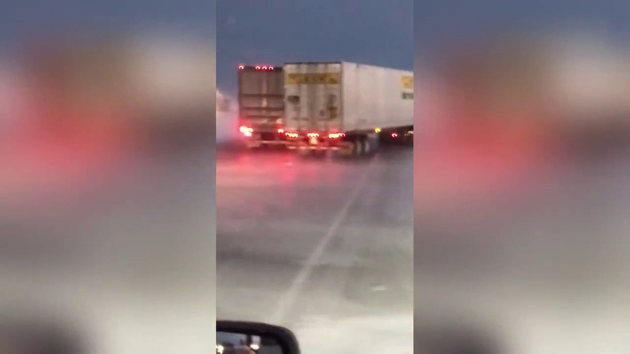 这种强风卡车都受不了！在马路上瑟瑟发抖