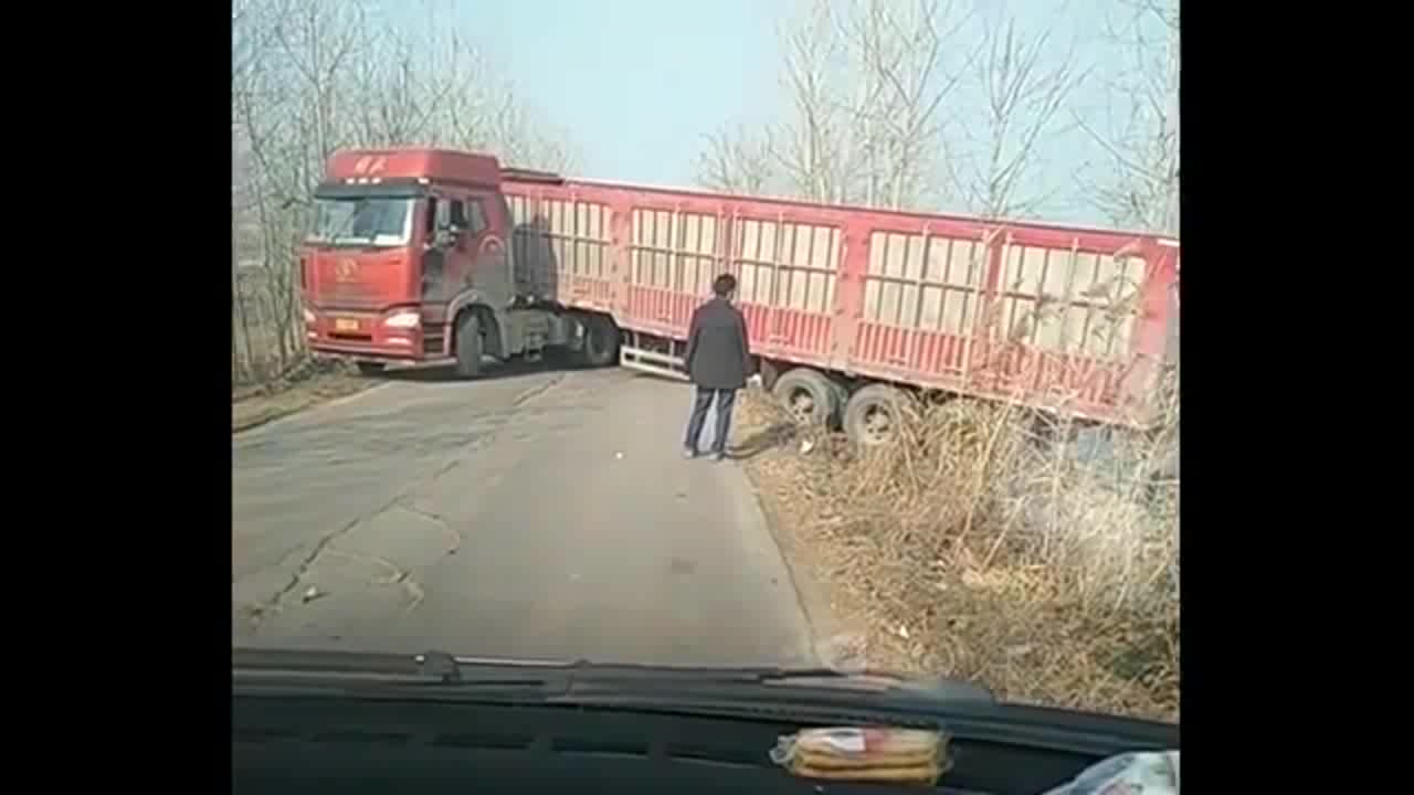 大货车在乡村路上调头 气得女司机要骂人了