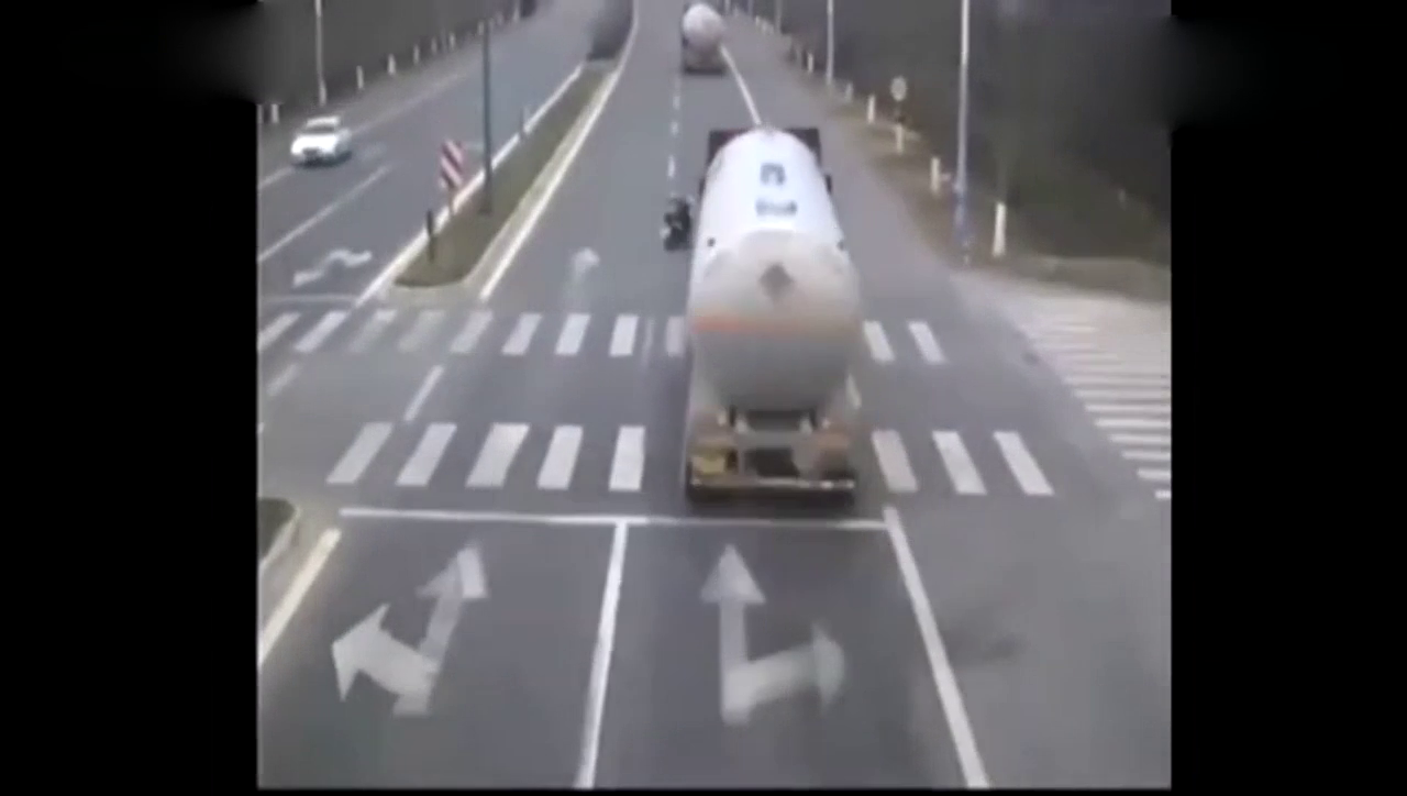 自杀式过马路 那些电动车都不看路吗