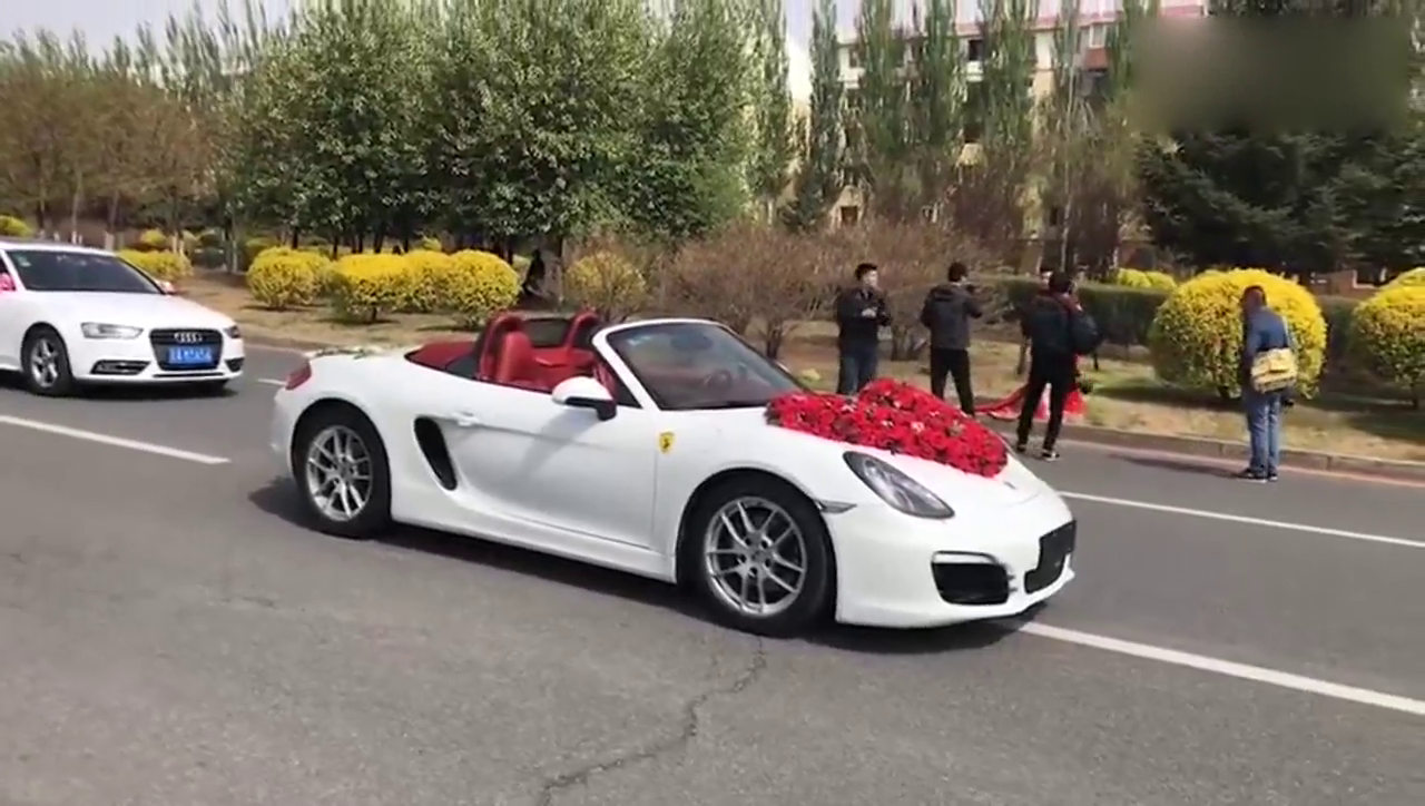 街拍保时捷敞篷跑车带领奥迪车队