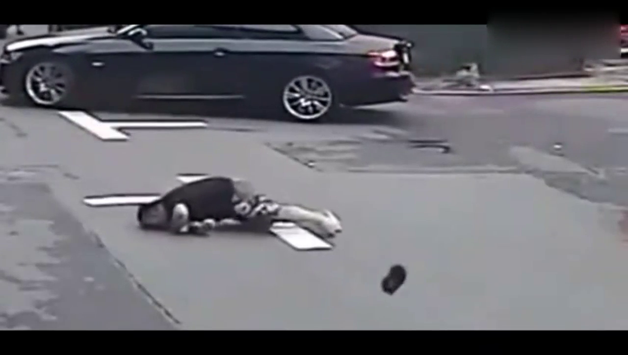 电动车车速过快直接撞上轿车，这下受的伤不轻