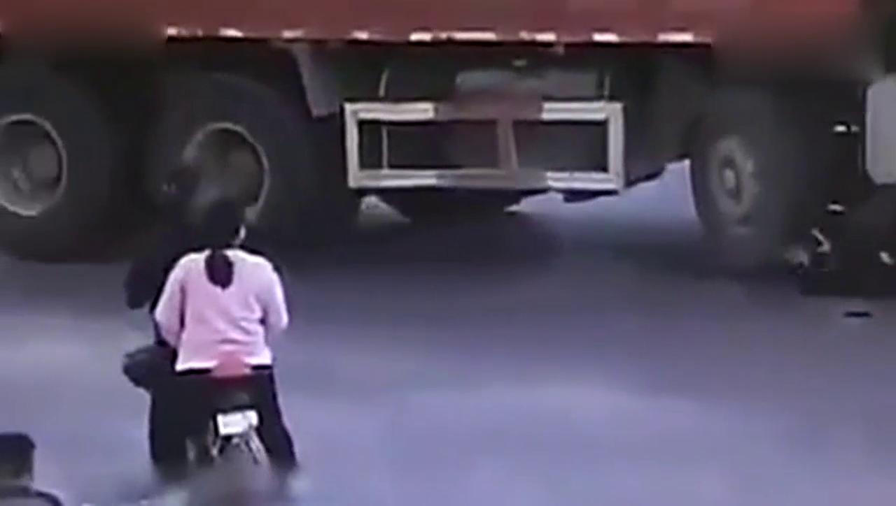 男子骑个电动车还想超车大货车 结果下一秒就死的很惨