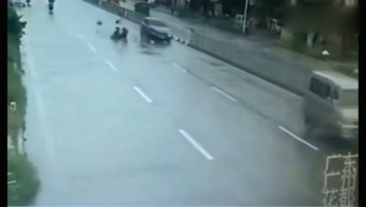 电动车惨遭横空撞飞，到最后都没明白自己怎么死的，悲剧啊！